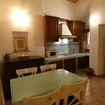 Scappo In Umbria, Nel Vicolo
