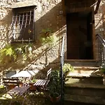 Scappo In Umbria, Nel Vicolo Amelia