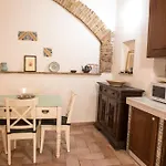 Scappo In Umbria, Nel Vicolo