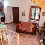 Scappo In Umbria, Nel Vicolo