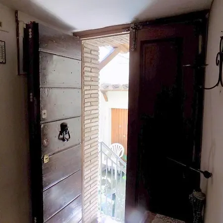 Scappo In Umbria, Nel Vicolo Amelia