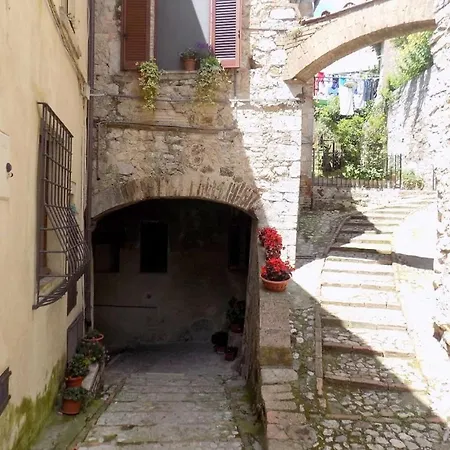 Scappo In Umbria, Nel Vicolo