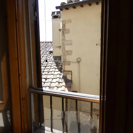 Scappo In Umbria, Nel Vicolo