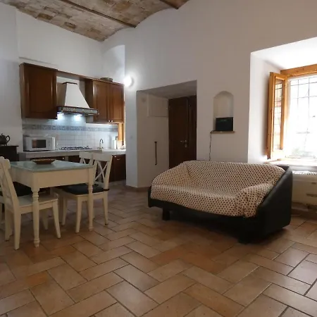 Scappo In Umbria, Nel Vicolo