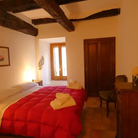 Scappo In Umbria, Nel Vicolo