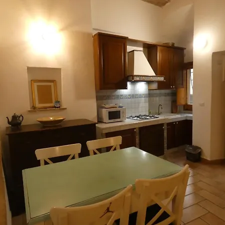 Scappo In Umbria, Nel Vicolo