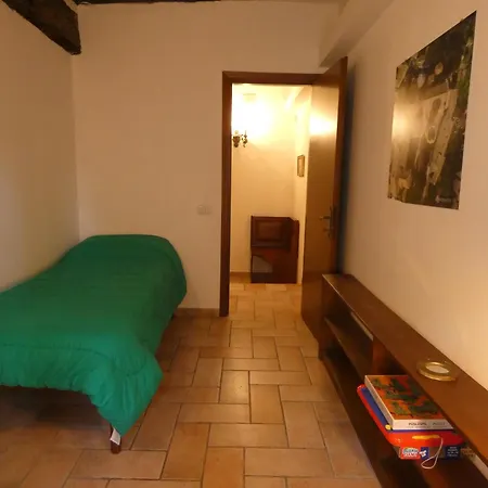 Scappo In Umbria, Nel Vicolo