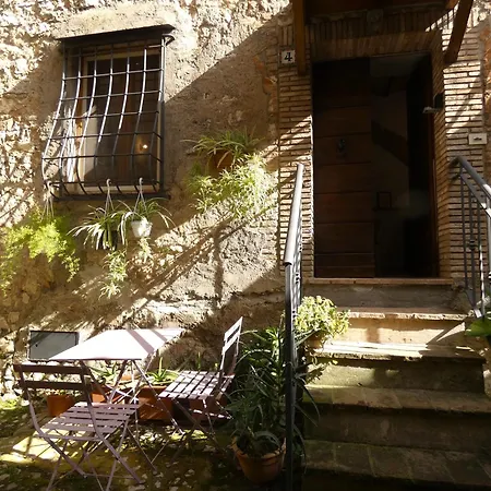 Scappo In Umbria, Nel Vicolo Amelia