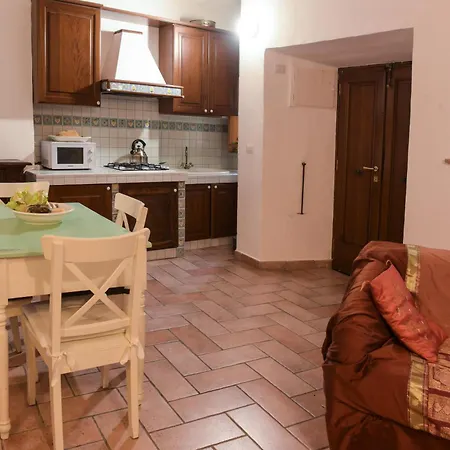 Scappo In Umbria, Nel Vicolo