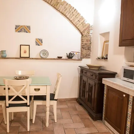 Scappo In Umbria, Nel Vicolo