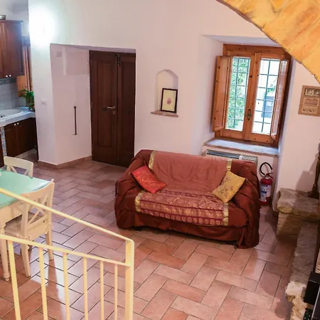 Scappo In Umbria, Nel Vicolo